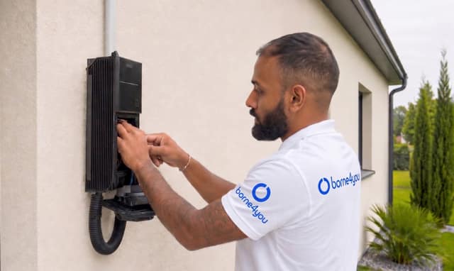 Électricien borne4you certifié IRVE posant une borne de recharge à domicile